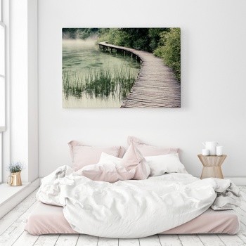 Brygga intill en sjö